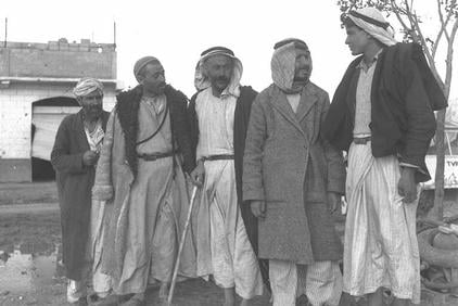 صورة لقرية الفالوجة - فلسطين: : صورة لاهالي الفالوجة في القرية بعد انسحاب القوات المصرية والسودانية وقبل التطهير القرقي.1949 #1