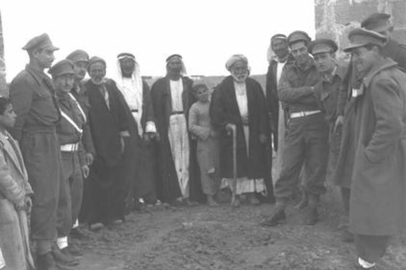 صورة لقرية الفالوجة - فلسطين: : صورة لاهالي الفالوجة في القرية بعد انسحاب القوات المصرية والسودانية وقبل التطهير العرقي.1949 #5