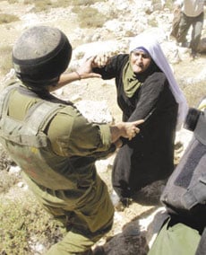 صورة لقرية بني نعيم - فلسطين: : احدى نساء بني نعيم تقاوم الاحتلال