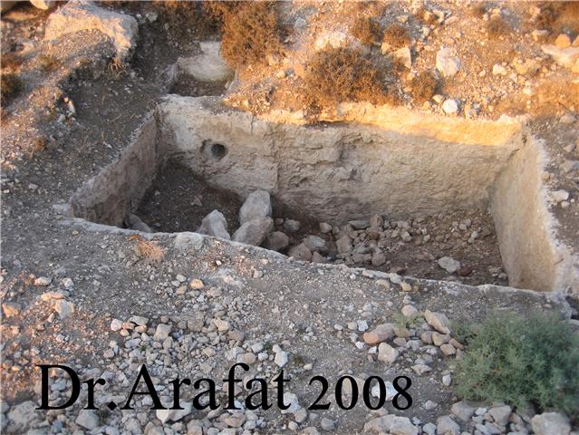 صورة لقرية بيت دقو - فلسطين: : حوض لجمع زيت الزيتون