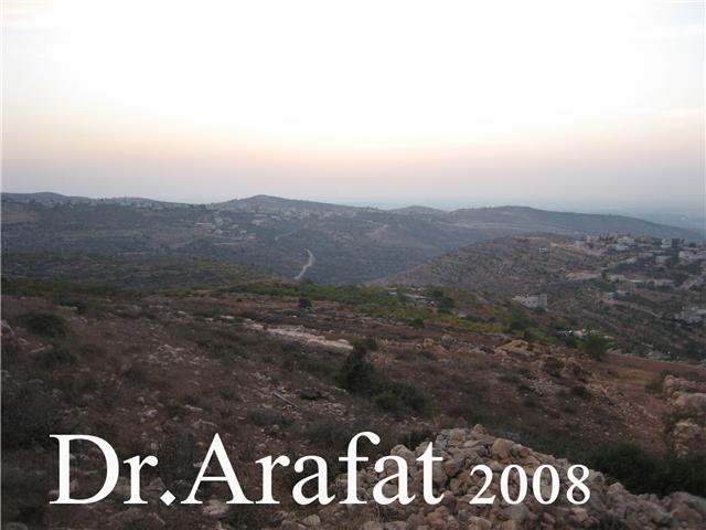 صورة لقرية بيت دقو - فلسطين: : اخر القرية (يمين) وفي المدى قرية بيت عنان (شمال)