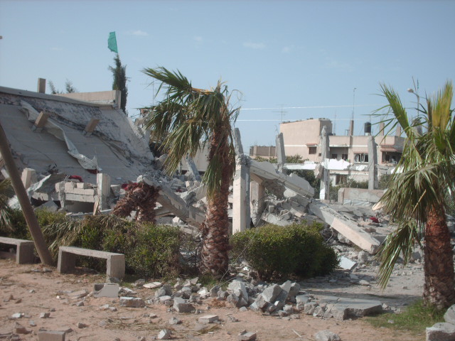 صورة لمدينة بيت حنون - فلسطين: : صورة للقصف الصهيوني على النادي الرياضي في بيت حانون
