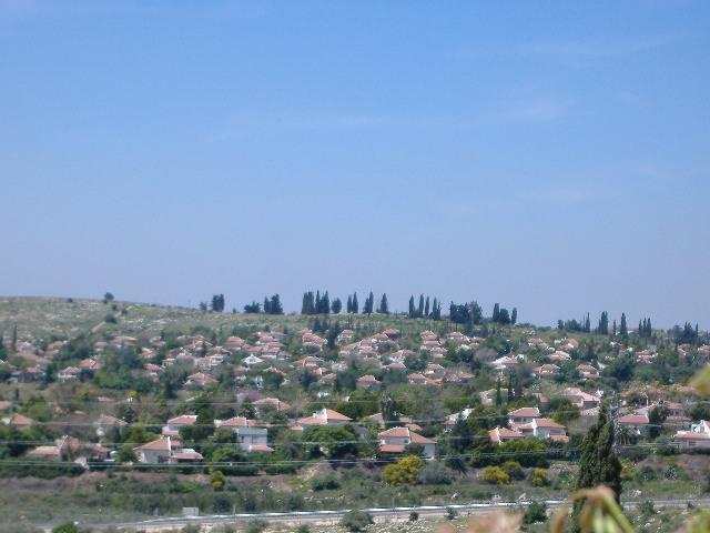 صورة لقرية بيت سيرا - فلسطين: : مغتصبة مكبيم المقامه على ارض قريه بيت سيرا