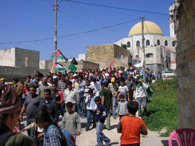 صورة لقرية بيت سيرا - فلسطين: : مسيرة جماهيرية لابناء بيت سيرا احتجاجا على اغتصاب الاحتلا لاراضي القرية في ذكرى يوم الارض