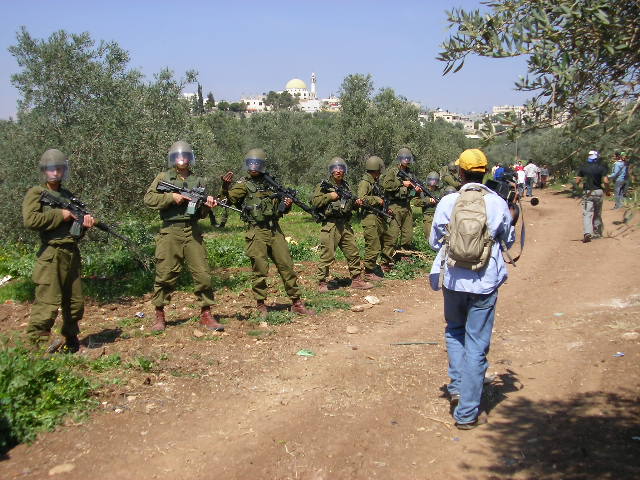 صورة لقرية بيت سيرا - فلسطين: : قوات الاحتلال يطوقون قرية بيت سيرا لمنع ابناء القرية من الاحتجاج على اعمال الاسرائيلين