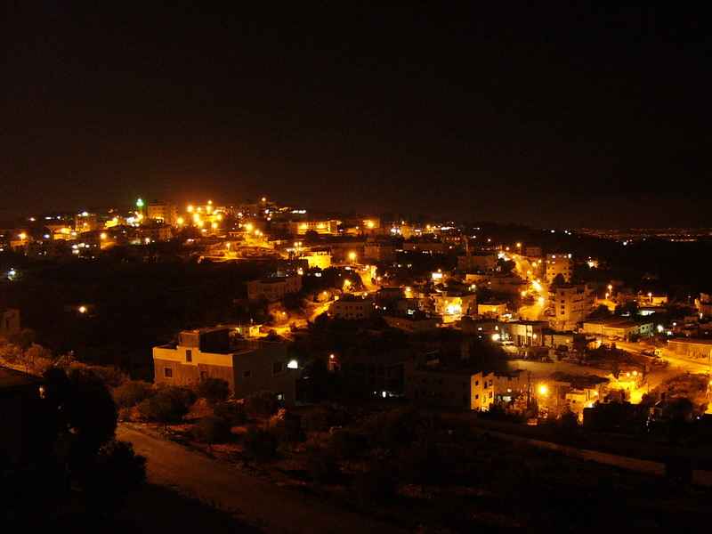 صورة لقرية بدو - فلسطين: : بدّو- صورة ليلية لمنطقة العرقوب