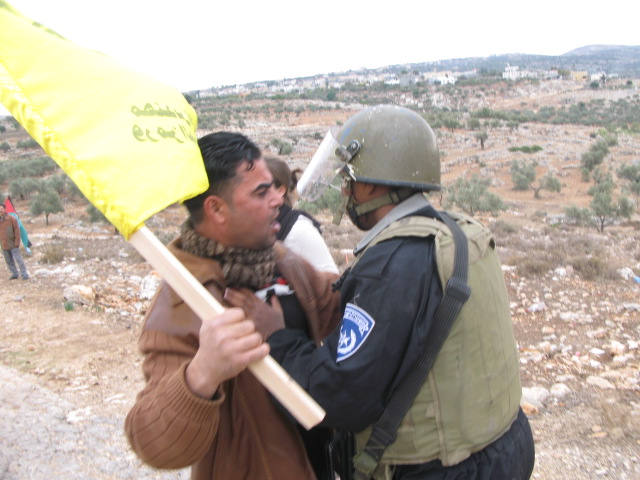 صورة لقرية بلعين - فلسطين: : تصوير هيثم الخطيب -مظاهرة بلعين الاسبوعية 23-11-2007