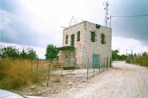 صورة لقرية خربة خريش - فلسطين: : علية المرحوم الحاج موسى عيسى عبدالسلام عودة (أبو محمد) --البيت الوحيد الباقي بالبلدة بالاضافة الى انقاض المسجد بعد تدمير خريش
