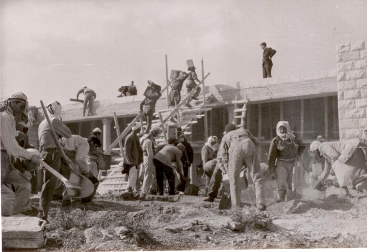 صورة لقرية نحّالين - فلسطين: : Nahalin school 1964
