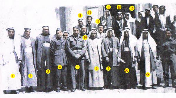 صورة لمدينة قلقيليه - فلسطين: : صورة تذكارية لمجموعة من وجهاء قلقيلية قبل عام 1948م، مع قائد القوات العراقية في منطقة المثلث عبد الكريم )منقول من صفحة قلقيلية بين اﻷمس واليوم)