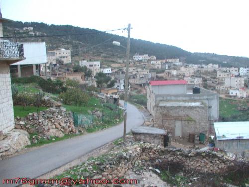 صورة لقرية رابا - فلسطين: : رابا... شتاء عام 2005... يبدو الشارع الرئيسي بخلفيه الصوره...