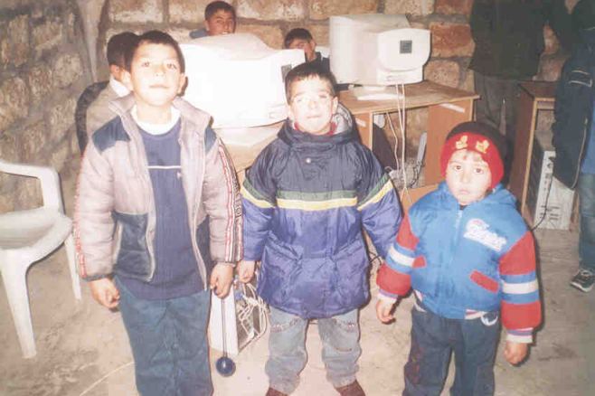 صورة لقرية رمون - فلسطين: : مقهى النت في البلدة 2004