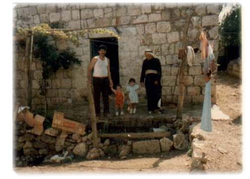 صورة لقرية رنتيس - فلسطين: : احدى المنازل المهجورة حاليا وفي الصورة المرحوم موسى حسن الرياحي وعودة عبد العزيز الرياحي 1985