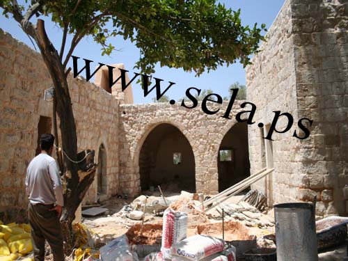 صورة لقرية سيلة الظهر - فلسطين: : صورة تظهر العمل في مشروع ترميم وتأهيل لاوين....لمزيد من الصور يمكنكم زيارة الموقع الظاهر عنوانه على الصورة
