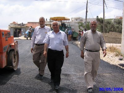 صورة لقرية يعبد - فلسطين: : اعضاء المجلس البلدي يتفقدون ورشة تعبيد الشوارع في المدينة
