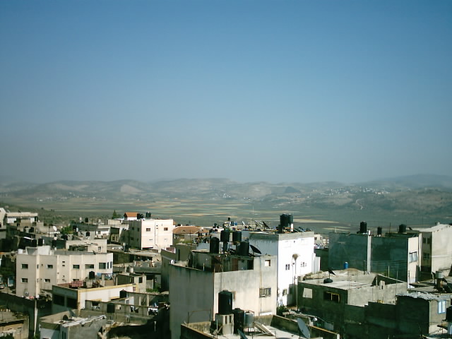 صورة لقرية يعبد - فلسطين: : صورة لسهل يعبد من الحارة الشمالية صيف عام 2005 وعلى اليمين جانب من بلدة عرابة