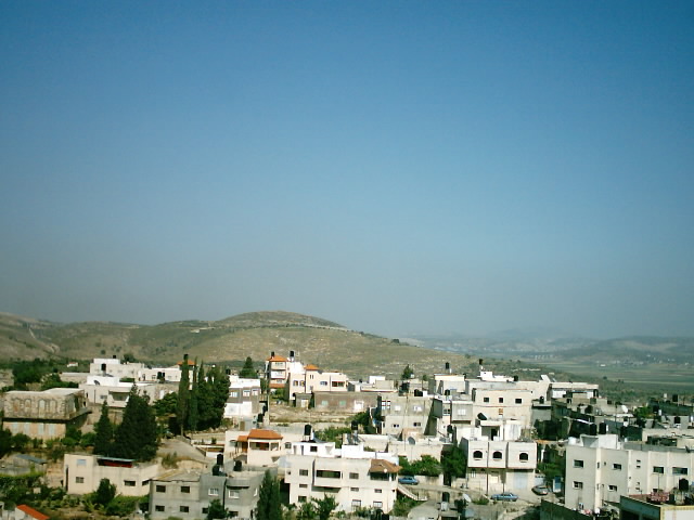 صورة لقرية يعبد - فلسطين: : صورة للجبل المصلى مأخوذة صيف عام 2005 وعلى اليمين دبة اللوز وخلفها طرف من بلدة قباطية