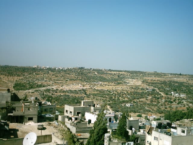 صورة لقرية يعبد - فلسطين: : جانب من الحي الشمالي ومنطقة الجرف وفي أعلى الصورة قرية نزلة الشيخ زيد - صيف عام 2005