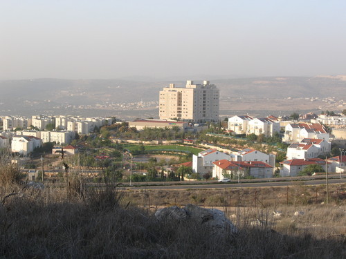 صورة لقرية زيتا جماعين - فلسطين: : زيتا في خلفية الصورة-المنظر من ارئيل