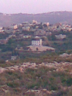 صورة لقرية عبوين - فلسطين: : المبنى الجديد لبلدية عبوين من موقع الباطن