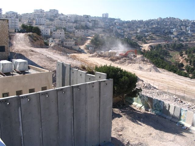 صورة لقرية عناتا - فلسطين: : منظر عام في القرية بالقرب من الجدار العنصري #3