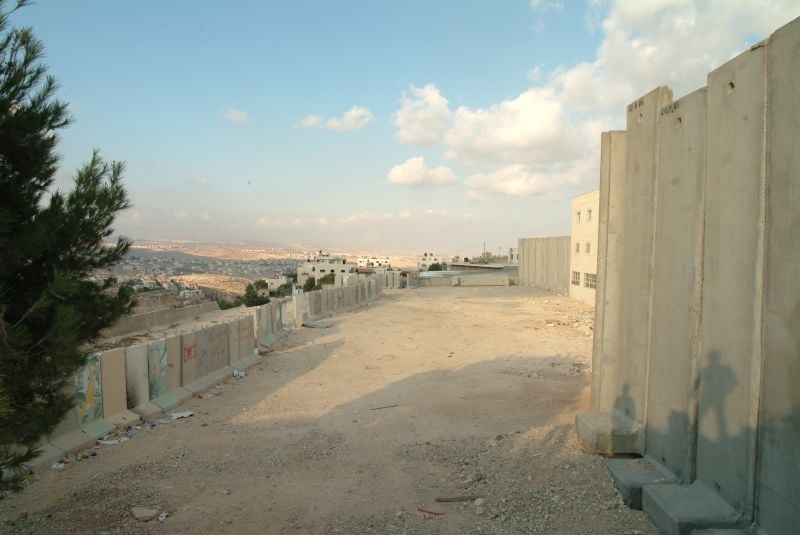 صورة لقرية عناتا - فلسطين: : الجدار العنصري امامك وخلفك. لليمين ولليسار. اسم آخر لسجن لثلاثة ملايين نسمة. #1