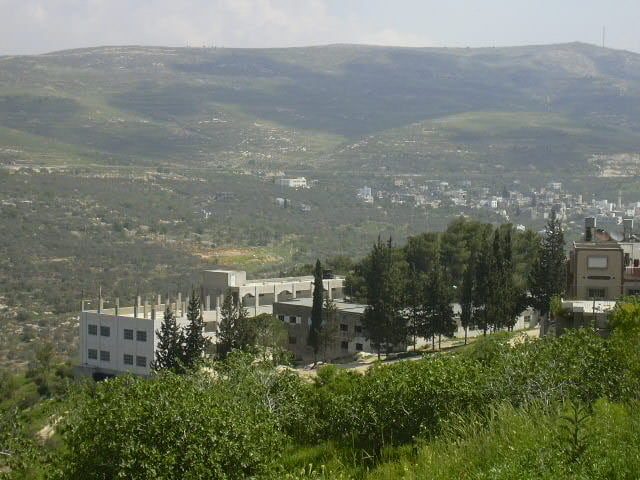 صورة لقرية عصيره القبليه - فلسطين: : مدرسة ذكور عصيرة القبلية الثانوية في فصل الربيع تصوير كمال مخلوف