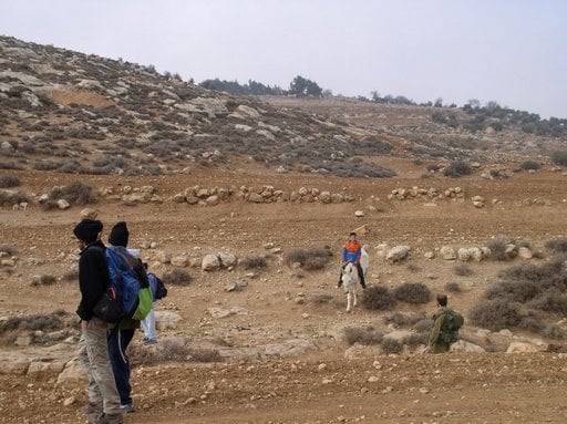 صورة لمدينة الظاهريه - فلسطين: : مستوطنون يسرحون ويمرحون في طانا واهل البلاد يخضعون للسؤال من الجيش الاسرائيلي