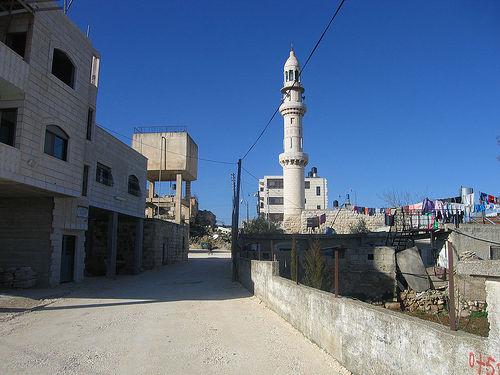 صورة لقرية الجيب - فلسطين: : الجامع القديم في وسط القرية