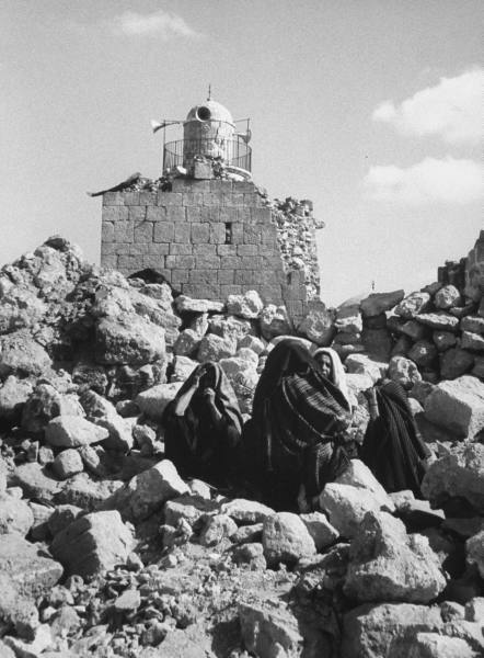 صورة لمدينة السموع - فلسطين: : صورة قديمة جدا - بلدة السموع ( يظهر في الصورة الكنيس التي دمرت عام 1966 ويظهر جزء من مسجد السموع الكبير ) وتظهر عدة نساء في الصورة