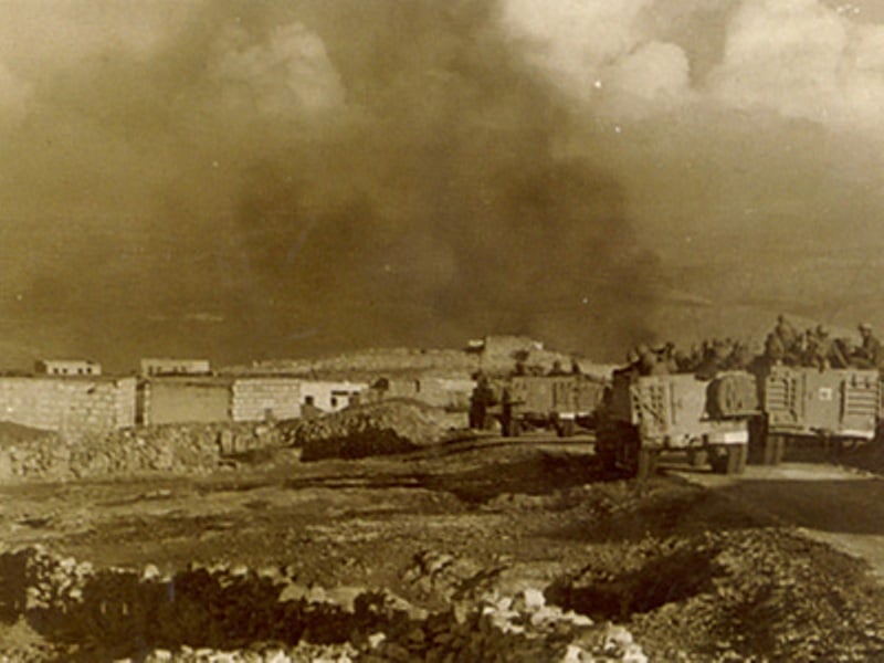 صورة لمدينة السموع - فلسطين: : صورة قديمة ل معركة السموع 13/11/1966 الدبابات الاسرائيلية في بلدة السموع