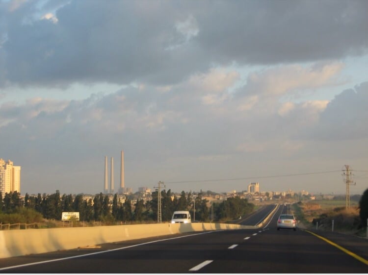 صورة لقرية عرب النفيعات - فلسطين: : شارع حيفا يافا السريع بجانب القريه