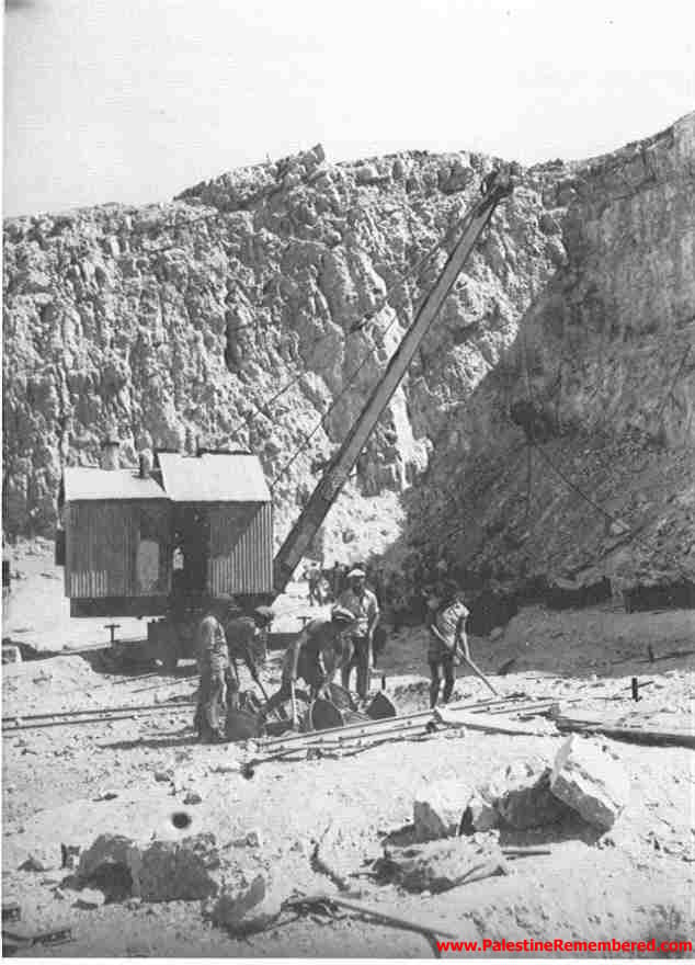 صورة لقرية عتليت - فلسطين: : منظر لمحاجر عتليت الشهيرة. 1930