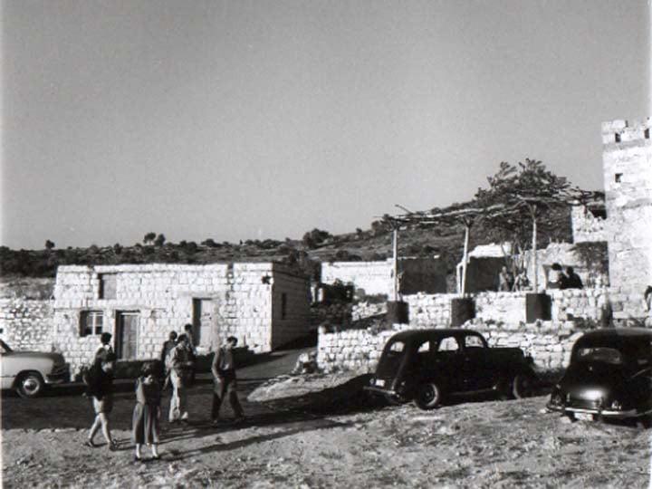صورة لقرية عين حوض - فلسطين: : صورة نادره لفنانين صهاينة في القرية سنة 1954.