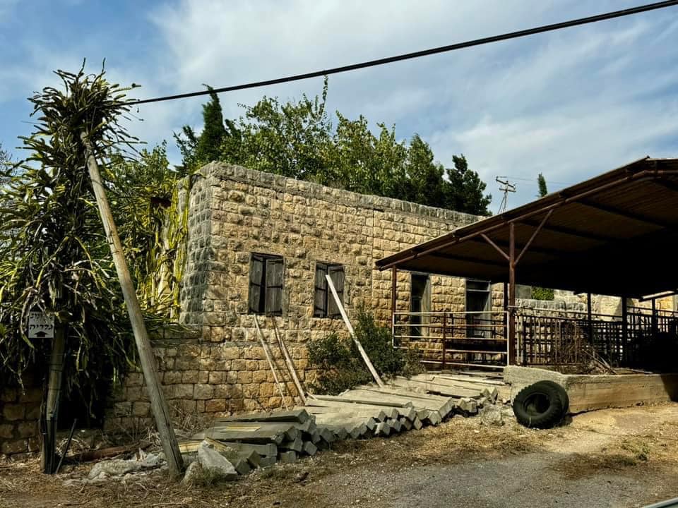 Picture for Ijzim Village - Palestine: : جولة بين معالم القرية المتبقة كالمدرسة والجامع -- ابراهيم أبو عمّار