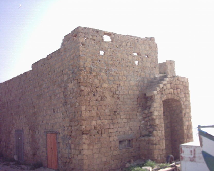 صورة لقرية الطنطورة - فلسطين: : بيت صورة خلفية للبيت المبين في الصورة السابقة - ربيع 2003