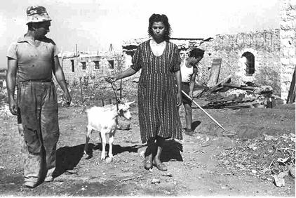 صورة لقرية رنتية - فلسطين: : منظر نادر في القرية بعد إحتلالها والمغتصبين الصهاينة فيها #2، 1949.