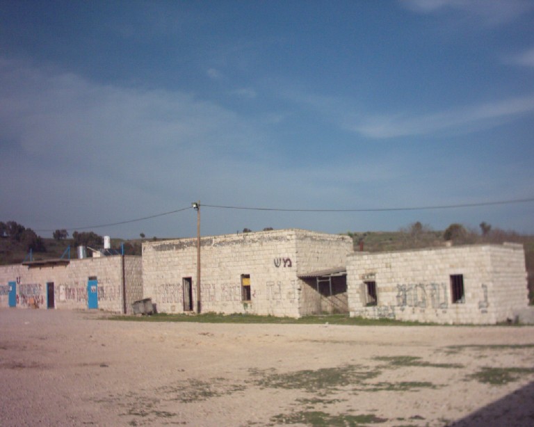 Picture for Safsaf Village - Palestine: : بيوت باقية من بيوت قرية الصفصاف -2003 ربيع