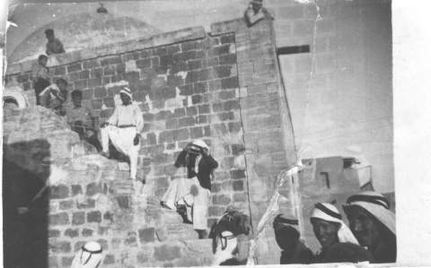 صورة لقرية سمخ - فلسطين: : صورة نادرة لاهل القرية وهم يتعاونون ببناء جامع القرية