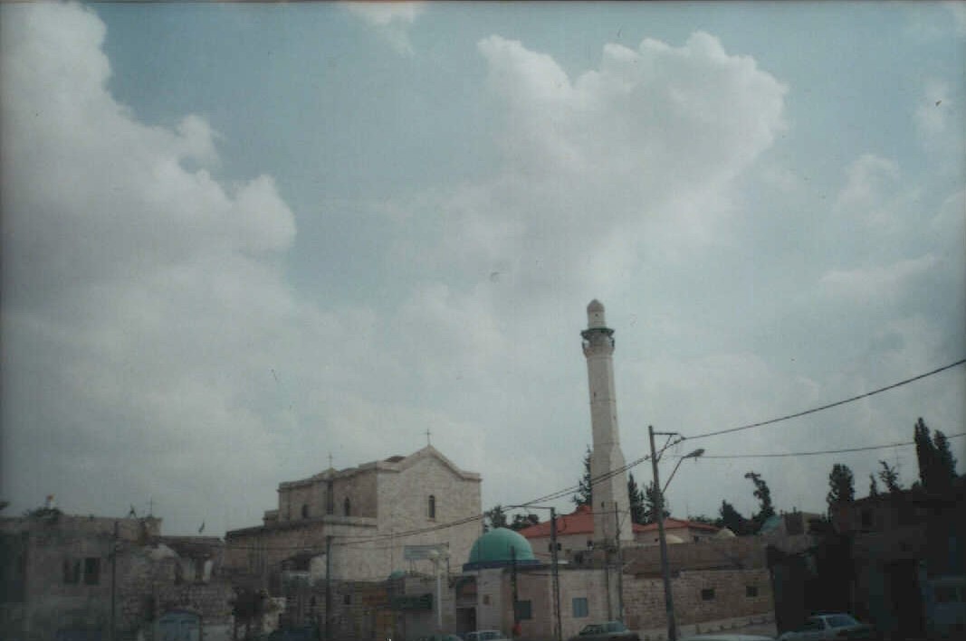 صورة لمدينة اللد - فلسطين: : منظر عام للمسجد الكبير وكنيسة الخضر (مار جرجس)
