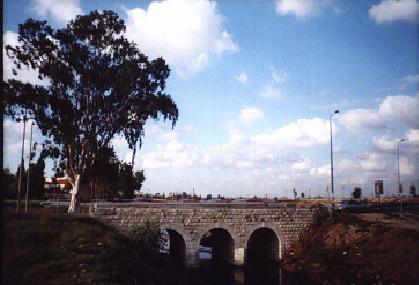 صورة لمدينة اللد - فلسطين: : جسر جندس شمال المدينة، 2003