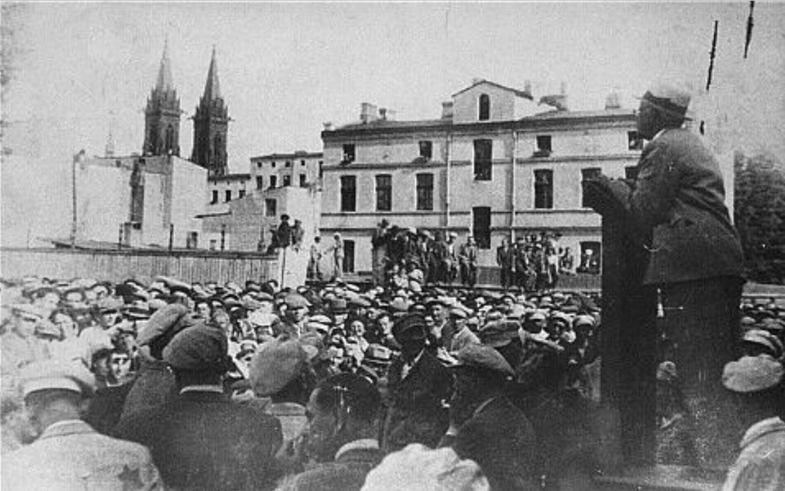Chaim Rumkowski delivering a speech in the ghetto, 1941-42